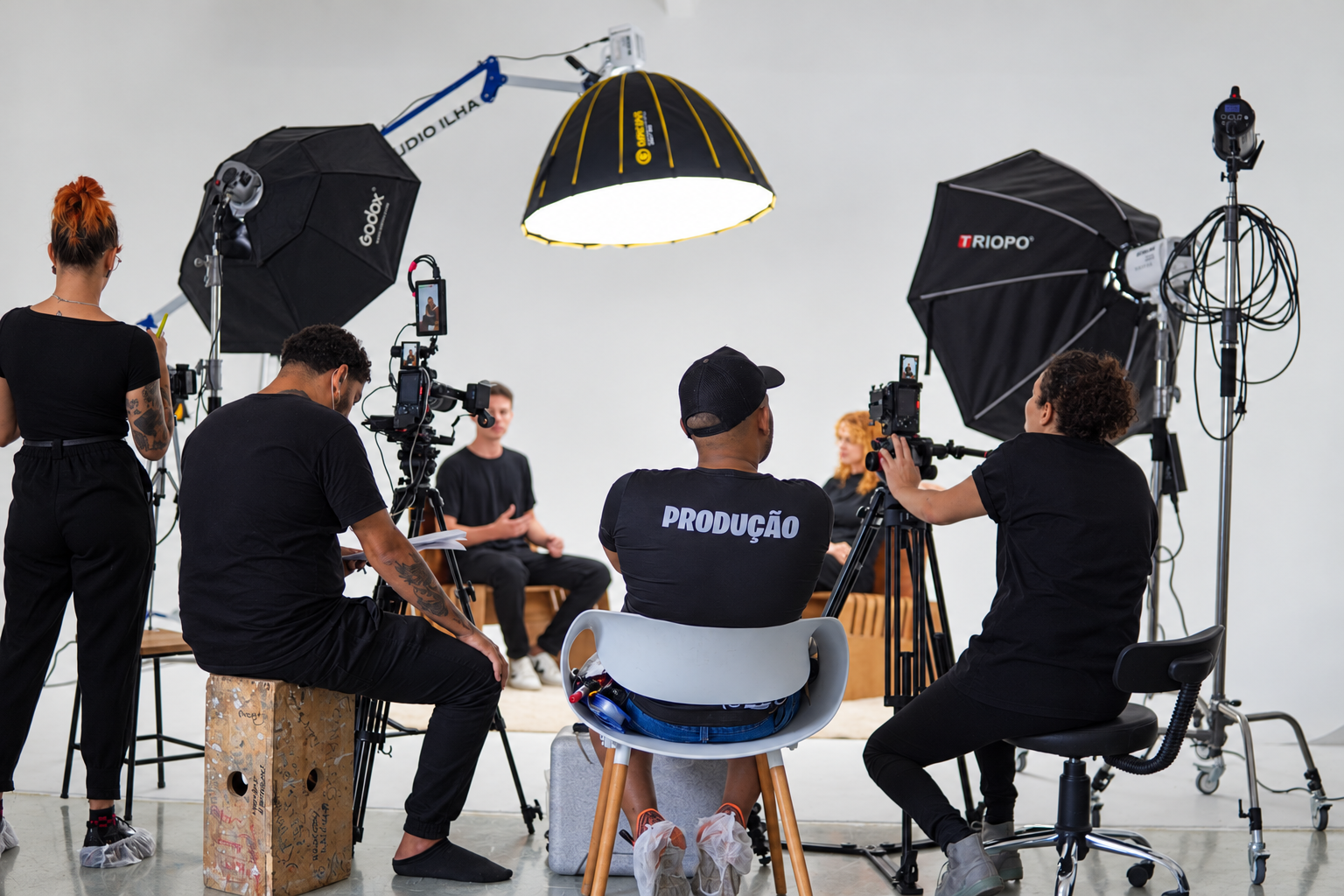 Equipe e câmeras reunidas no set do MOSH Studio